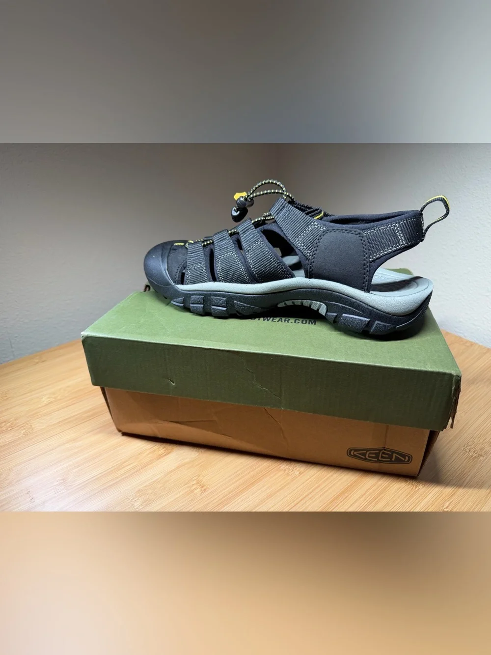 KEEN Newport H2 Men's Closed Toe Black Grey Water Hiking Sandals Size 9 NIB
